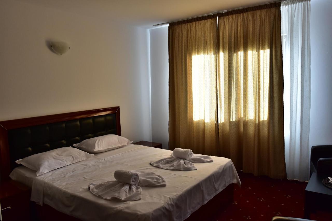 Călimăneşti Hotel Ostrov מראה חיצוני תמונה